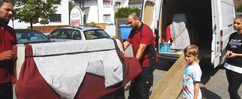 Umzugshelfer in Wiesbaden die ein Klavier in das Fahrzeug laden