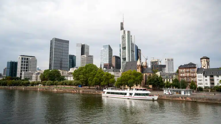 Skyline von Frankfurt am Main mit modernen Wolkenkratzern und historischen Gebäuden entlang des Mains.