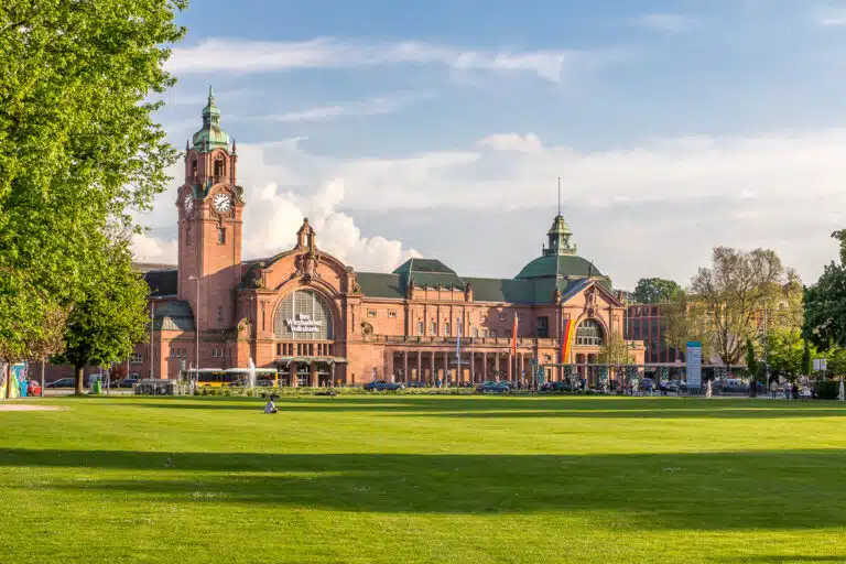 Hauptbahnhof Wiesbaden mit grüner Rasenfläche im Vordergrund, idealer Startpunkt für Umzüge in Wiesbaden.