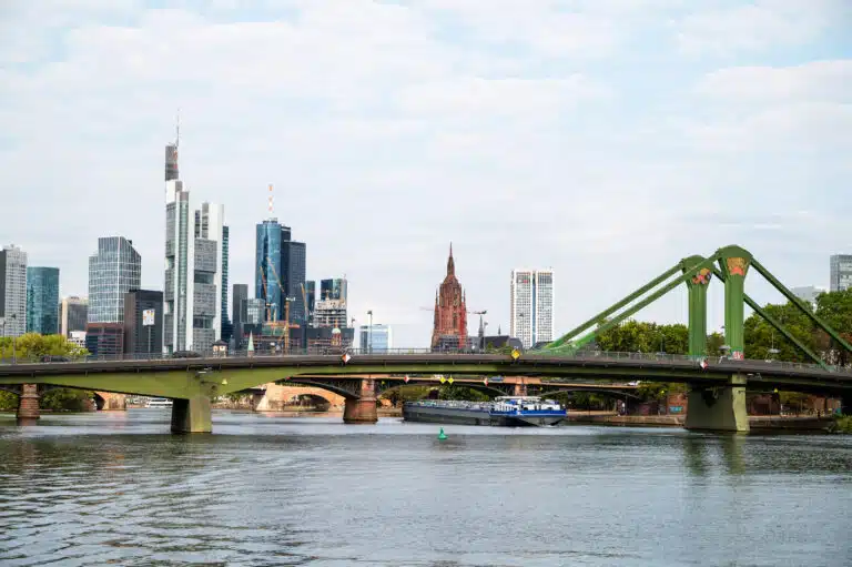 Skyline von Frankfurt mit Brücke über den Main, symbolisch für Umzüge in Frankfurt.